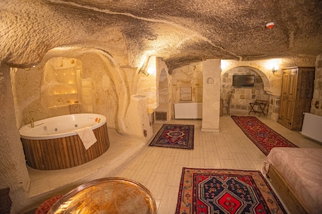 Honeymoon Suite, 1 King Bed, Jetted Tub | Jetted tub