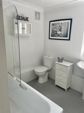 Rumah, 2 Tempat Tidur Queen | Kamar mandi | Kombinasi shower/bathtub, bathtub besar, pengering rambut, dan handuk