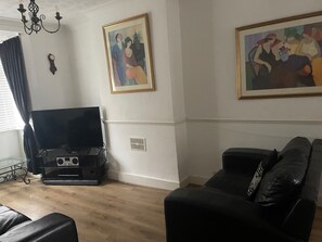 تلفزيون بحجم 30-بوصة يعرض قنوات تلفزيونية رقمية