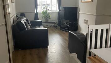 House, 2 Queen Beds | Living room | 30-inch TV with digital channels