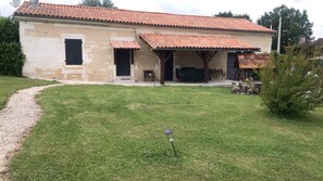 Exterior - LA CHARMETTE rural cottage with swimming pool: ideal for holidays or remote work (Boisné-la-Tude)