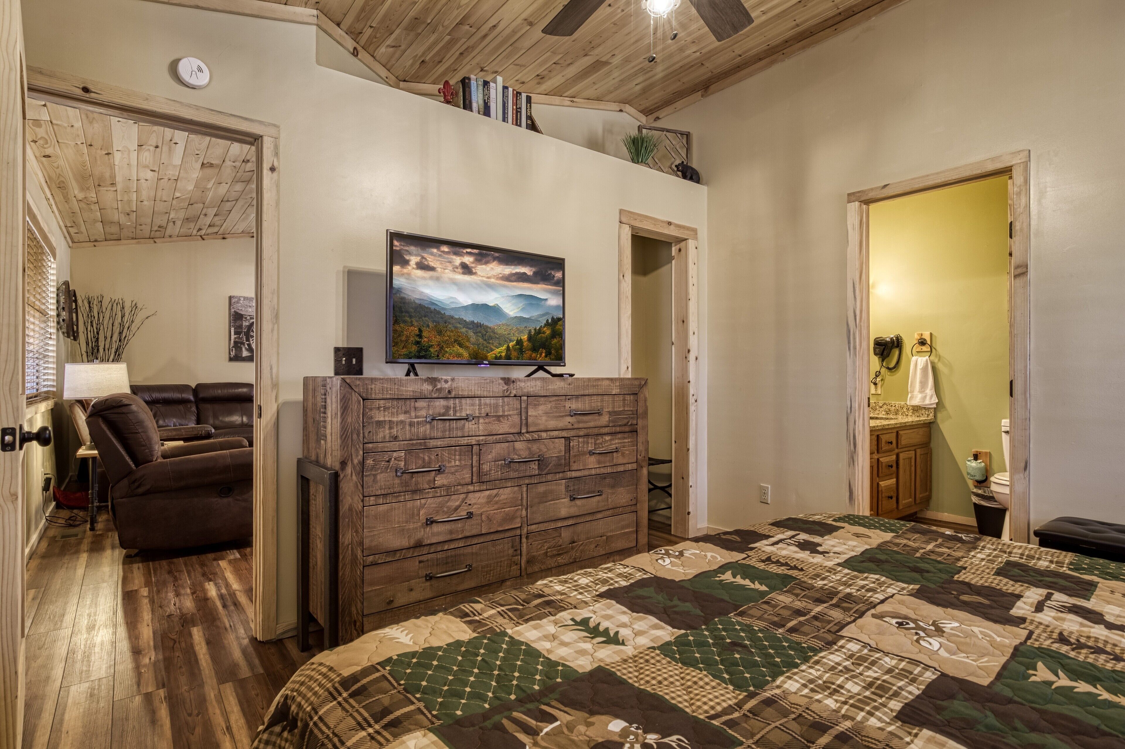 2 bedrooms, iron/ironing board, internet, bed sheets