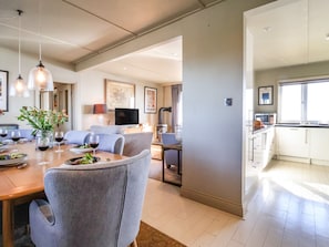 Cottage | Private kitchen | Dishwasher, cookware/dishes/utensils