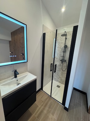 Badewanne, Haartrockner, Handtücher