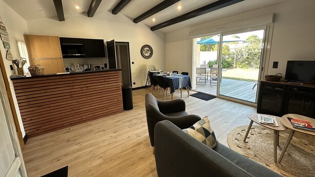 Un espacio habitable moderno con cocina, comedor y una zona de estar acogedora.