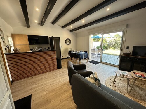 House 300 meters from the beach, enclosed yard for 2 cars, garden and terrace