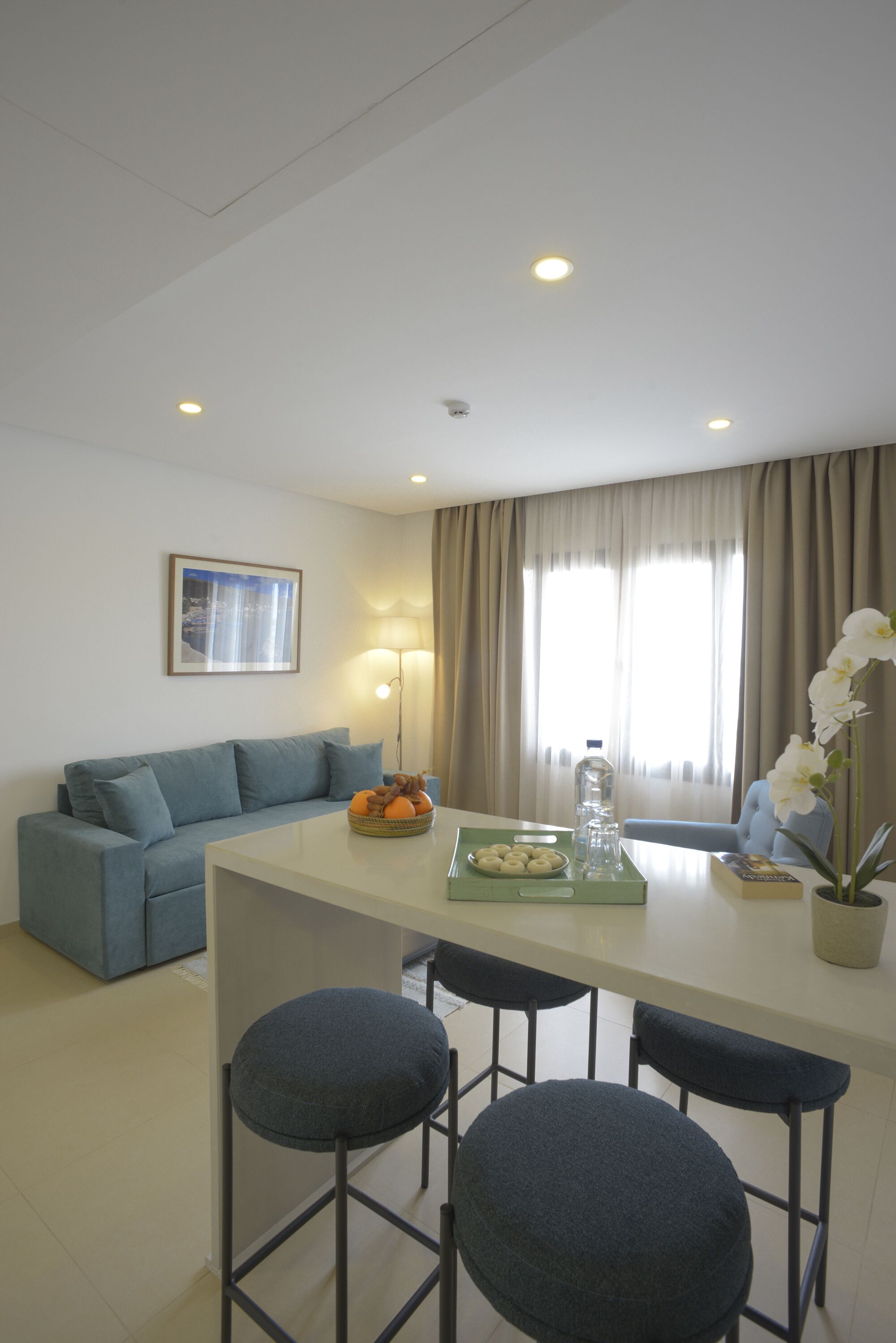 Caja de seguridad en la habitación, muebles diferentes y escritorio 