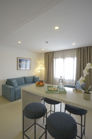 Studiosuite – executive | Safe på rommet, individuelt innredet, skrivebord og blendingsgardiner