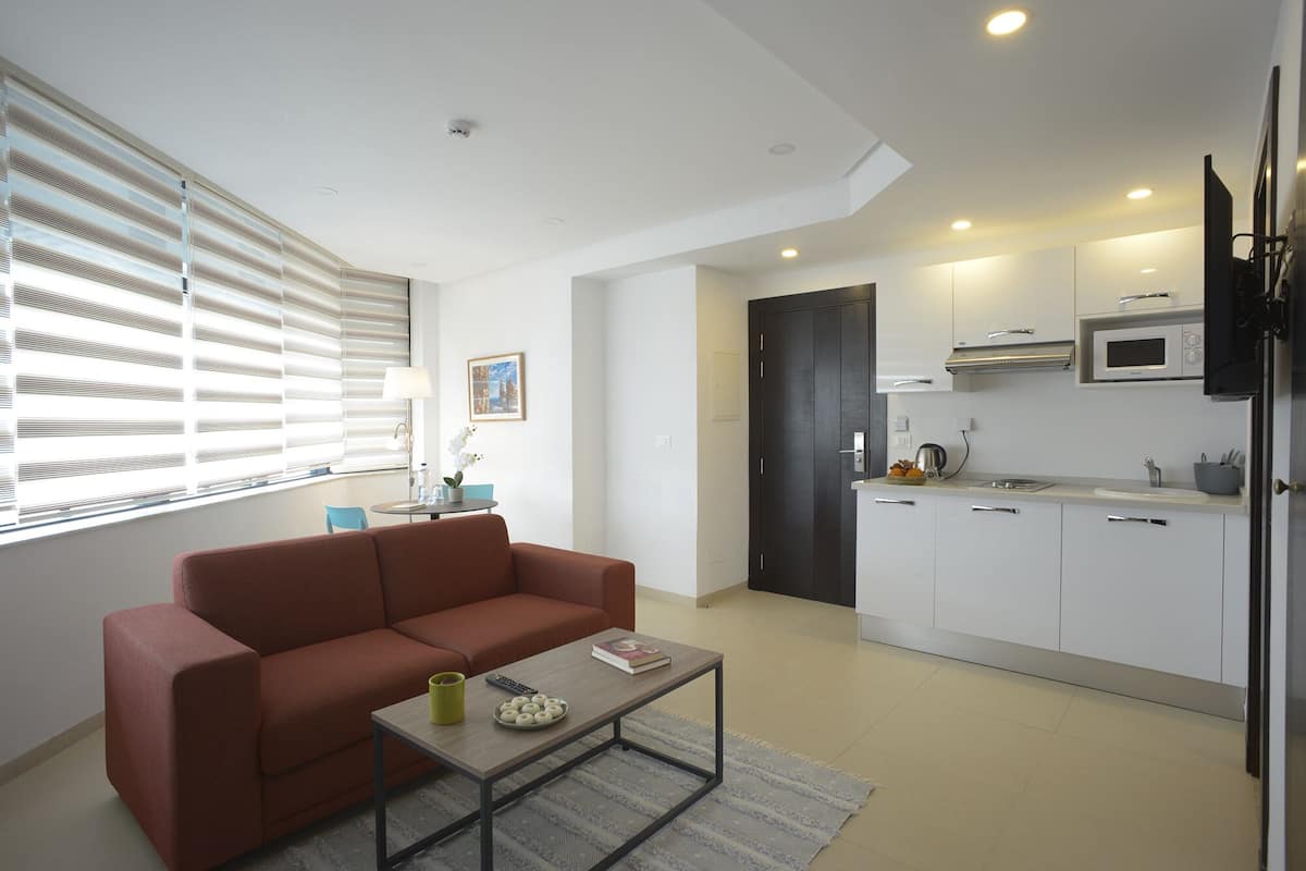 Un appartement moderne comprenant un salon, un coin repas et une cuisine.