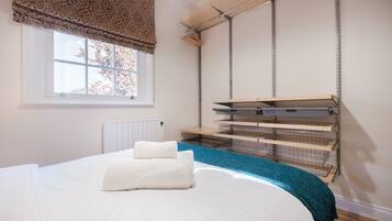 City Apartment | 3 bedrooms, individually decorated, desk, laptop workspace