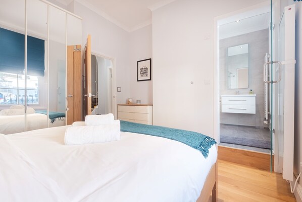 3 habitaciones, decoración personalizada y escritorio