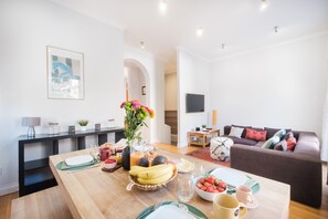 Appartement Ville | Aire de séjour | Téléviseur à écran plat de 40 po avec télévision par satellite