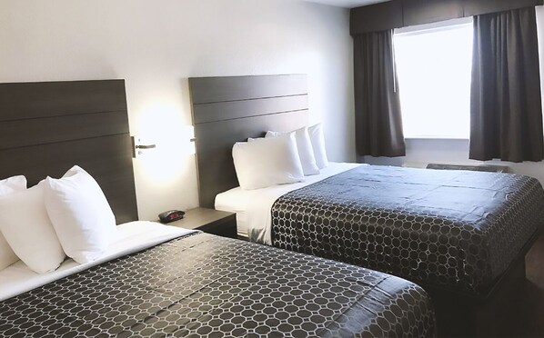 1 bedroom, iron/ironing board, WiFi - Blue Way Inn By Jasper Near Frost Bank Center - 2 Queen Bed Non Smoking (San Antonio)