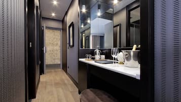 Kamar Triple Eksklusif | Minibar, brankas, dan didekorasi berbeda-beda