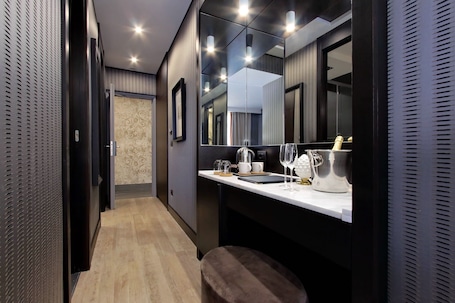 Minibar, caja de seguridad en la habitación y decoración personalizada