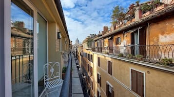 Minibar, in-room safe, individually decorated, individually furnished