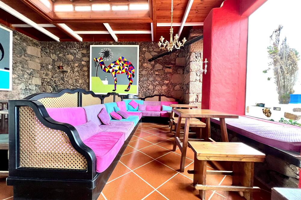Doble con desayuno, wifi, bonita piscina en Yaiza