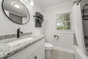 Suihkun ja ammeen yhdistelmä, hiustenkuivaaja, pyyhkeet, vessapaperi