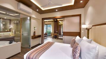 Suite | Een minibar, een kluis op de kamer, een bureau