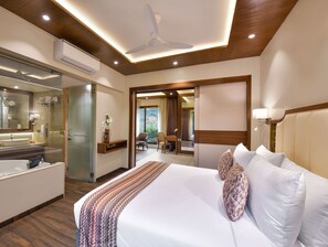 Suite | Minibar, caja fuerte, escritorio y tabla de planchar con plancha