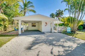 Un bâtiment blanc doté d’un porche abrité et d’une enseigne indiquant la présence d’une piscine chauffée.