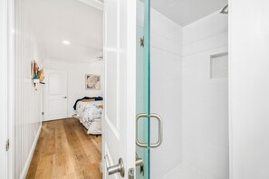 3 habitaciones, tabla de planchar con plancha, cuna de viaje y wifi 