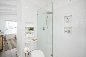 Combined shower/bathtub, hair dryer, towels