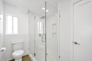 Ensemble baignoire-douche, séchoir à cheveux, serviettes fournies