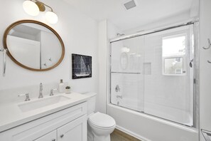 Kombinert dusj/badekar, hårføner og håndklær