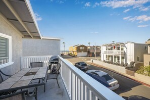 Outdoor dining - 6 Bedroom home located 2 houses in from the Beach (Newport Beach)
