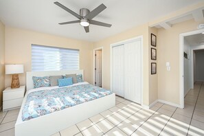 6 bedrooms, iron/ironing board, free WiFi, bed sheets - 6 Bedroom home located 2 houses in from the Beach (Newport Beach)