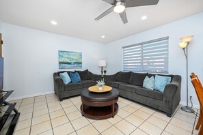 TV, fireplace - 6 Bedroom home located 2 houses in from the Beach (Newport Beach)