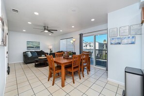 Interior - 6 Bedroom home located 2 houses in from the Beach (Newport Beach)