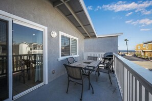 Outdoor dining - 6 Bedroom home located 2 houses in from the Beach (Newport Beach)