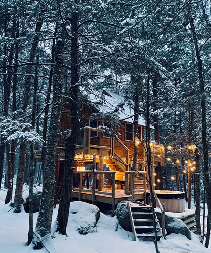 Treehouse With Hot Tub Close to Sunday River!