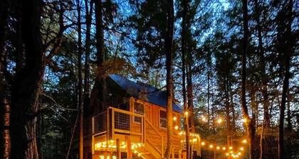 Treehouse With Hot Tub Close to Sunday River!