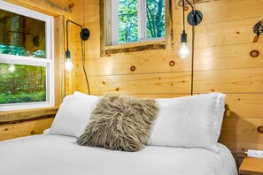2 bedrooms, free WiFi, bed sheets - Treehouse With Hot Tub Close to Sunday River! (Woodstock)