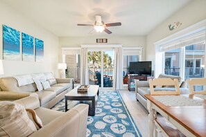 テレビ、DVD プレーヤー、ステレオ