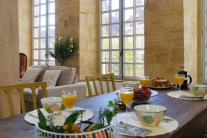 Dining - Relax with friends and family in the centre of Sarlat, Dordogne (Sarlat-la-Canéda)
