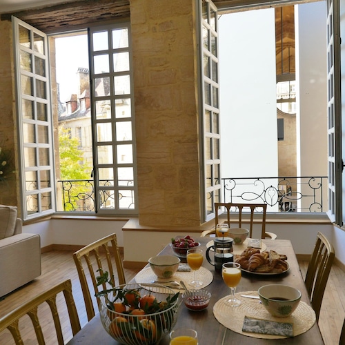 Relax with friends and family in the centre of Sarlat, Dordogne