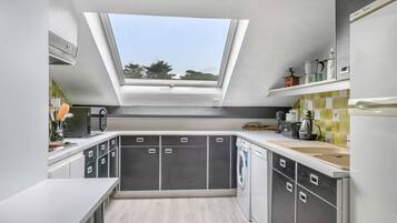 Coffee/tea maker, fridge, microwave, oven