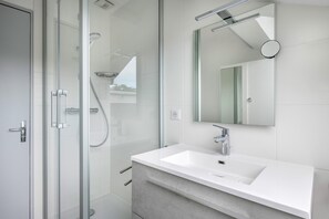 Bathtub, hair dryer - Seafront, flat under roofs for 4 (Pornichet)