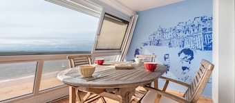 Seafront, flat under roofs for 4