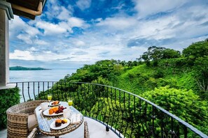 Outdoor dining - Ocean View Condo with Infinity Pools & Veranda (Tempate)