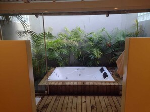 Comfort Room | Bathroom | Shower, hydromassage showerhead, towels, soap