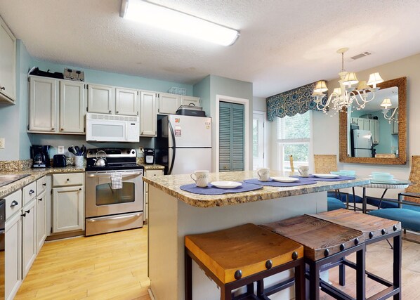 Refrigerador, microondas, horno y parrilla de estufa 