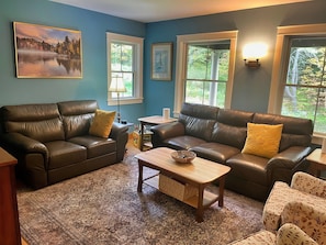 Smart TV, table tennis - Edgewood, Beautiful custom built 5 bdrm home w/ fire pit, game room, scenic pond (Milford)