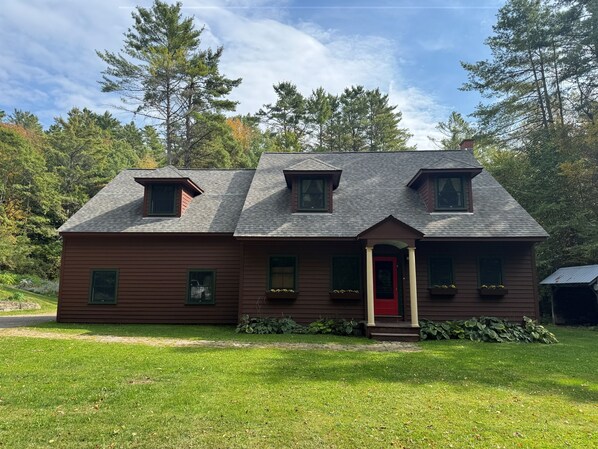 Exterior - Edgewood, Beautiful custom built 5 bdrm home w/ fire pit, game room, scenic pond (Milford)