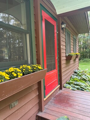 Exterior detail - Edgewood, Beautiful custom built 5 bdrm home w/ fire pit, game room, scenic pond (Milford)