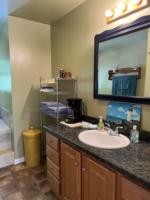 Douche, sèche-cheveux, serviettes fournies